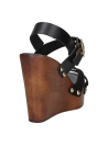 Elegante sandalia de cuero negro ideal para ocasiones informales.