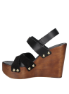 Sandalia negra de cuero, diseño femenino y punta abierta.