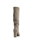 Bota taupe de cuero gamuzado para mujer, con punta levemente puntiaguda que contribuye a un look refinado.