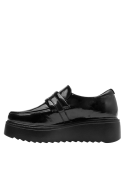 Calzado de cuero negro para mujer, mocasín con hebilla y suela gruesa, ideal para ocasiones casuales o laborales.
