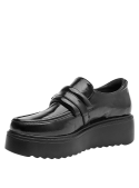 Elegante zapato casual de mujer en cuero negro, con suela antideslizante y diseño sin cordones que facilita su uso diario.