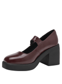 Calzado burdeos de charol, ideal para eventos formales, con taco grueso y suela acolchada para confort.