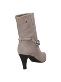 Botín taupe de cuero para mujer, correa delgada complementa la cadena, brindando soporte y elegancia.