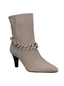 Botín taupe de cuero para mujer con toque suave similar a gamuza, presenta cadena decorativa en el empeine.
