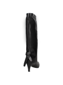 Calzado de cuero negro para mujer, con taco tipo aguja y punta afinada, estiliza la figura sin sacrificar comodidad.