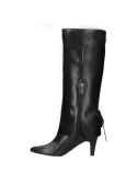 Bota negra de cuero para mujer, estilo vestir, con caña alta y diseño elegante, ideal para ocasiones formales.