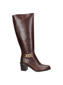 Bota femenina de cuero café, sin cordones, con cierre lateral no visible, combina estilo refinado y funcionalidad práctica.