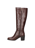Calzado de cuero café, superficie lisa y brillante, tacón medio bloque. Ideal para días fríos y looks elegantes.