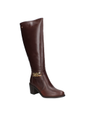 Bota de cuero café para mujer, caña alta y cadena en el tobillo, ideal para atuendos casuales y elegantes.