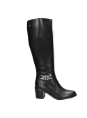 Calzado femenino de cuero negro con tacón bloque medio, combina estabilidad y comodidad con un diseño clásico.