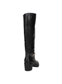 Bota de cuero negro con detalle de cadena decorativa en el tobillo, estilo casual y sofisticado para mujer.