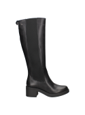 Bota alta negra de cuero con detalle moderno de hebilla, suela estable para distintas superficies, estilo casual.