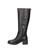 Calzado casual de cuero negro, suela gruesa y robusta, ideal para días fríos, con punta redondeada para mayor comodidad.