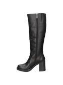 Bota de cuero negro para mujer con tacón cuadrado de altura media, brinda estabilidad y comodidad al caminar.