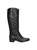 Bota negra para mujer con diseño moderno y distintivo, caño alto cubre gran parte de la pierna, adecuada para clima frío.