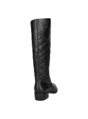 Bota de cuero negro con suela moderada y taco bajo cuadrado, brinda comodidad y estabilidad al caminar.