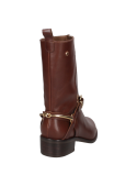 Bota casual de cuero café para mujer, con costuras visibles y tirador trasero para fácil calzado.