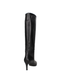 Calzado minimalista de cuero negro, caña alta y diseño refinado, versátil para usar con pantalones ajustados.