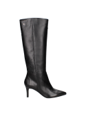 Bota de vestir negra para mujer, con taco alto que estiliza la pierna, adecuada para combinar con faldas o vestidos.