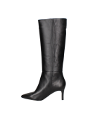 Bota estilizada de cuero negro sin adornos, enfocada en líneas limpias y silueta clásica para un look moderno.