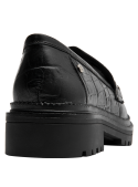 Calzado mocasín de cuero negro para mujer, cómodo y práctico, perfecto para atuendos formales y casuales.