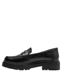 Versátil mocasín de cuero negro para mujer, sin cordones, con diseño robusto y contemporáneo.