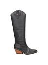 Bota vaquera de cuero negro para mujer, con corte alto y tachas metálicas, ideal para un estilo sofisticado y versátil.