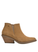 Botín camel de mujer con detalles de costura distintivos, ajuste cómodo y diseño funcional para uso urbano.