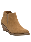 Botín camel de mujer casual con diseño elegante, material gamuza, altura y estabilidad para la ciudad.