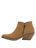 Botín camel de mujer con tacón cuña, cierre lateral elástico para ajuste cómodo, suela robusta para buena tracción.