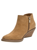 Botín camel de mujer casual en cuero con diseño ankle boot, ideal para uso diario, combina estilo y funcionalidad.