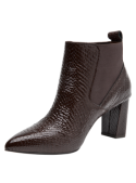 Calzado estilo Chelsea en cuero marrón, sofisticado y moderno, ideal para combinar con jeans ajustados o falda lápiz.