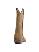Bota vaquera camel con punta afilada y angular, destacando su diseño clásico y elegante para mujeres.