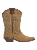 Bota de cuero camel con taco bajo y ancho, ofreciendo estabilidad y comodidad para uso prolongado.