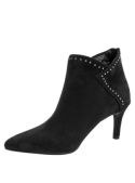 Botín de cuero negro, estilo casual chic, con detalles de tachuelas metálicas, ideal para ocasiones informales y de oficina.