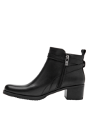 Botín negro de cuero con detalles sutiles, diseño clásico que ofrece comodidad y estilo para diversas ocasiones.