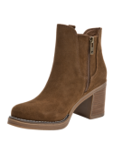 Botín de cuero café para mujer, estilo boho-chic, combina con jeans o vestidos, ideal para transiciones de temporada.