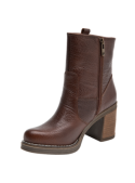 Botín de cuero café para mujer, estilo chic y relajado, adecuado para salidas casuales o eventos informales.
