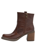Botín de cuero café para mujer, sofisticado y moderno, con detalles decorativos que realzan su elegancia casual.