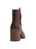 Botín de cuero café para mujer, diseño casual con suela gruesa, perfecto para combinar con jeans o faldas midi.