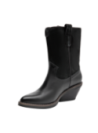 "Bota negra de cuero para mujer, ideal para ocasiones semi-formales o informales con tendencia ""western""."