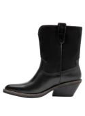 Bota de cuero negra para mujer con presillas superiores que facilitan el calzado y aportan un toque funcional.