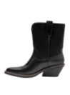 Bota de cuero negra para mujer con presillas superiores que facilitan el calzado y aportan un toque funcional.