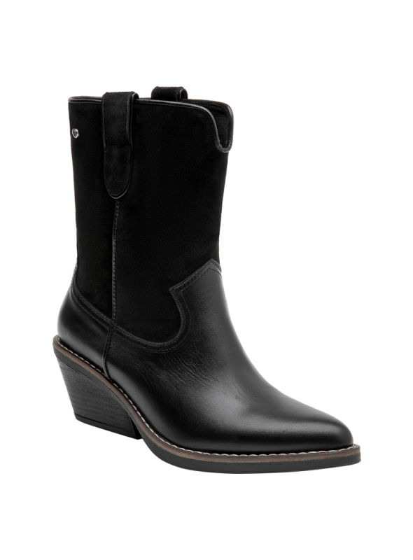 Bota negra de cuero para mujer, estilo casual con diseño clásico y silueta alargada que llega sobre el tobillo.