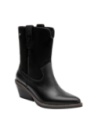 Bota negra de cuero para mujer, estilo casual con diseño clásico y silueta alargada que llega sobre el tobillo.