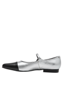 Elegante zapato de cuero plata tipo Mary Jane para mujer, estilo vintage moderno, adecuado para ropa formal o semiformal.