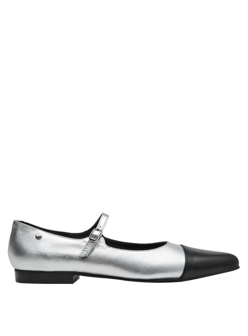 Zapato Mary Jane de cuero plata, casual y vintage, con hebilla en el empeine para un toque nostálgico.
