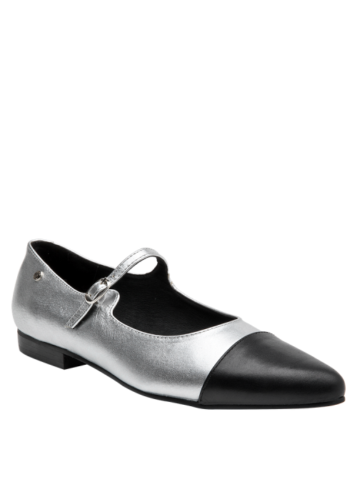Zapato Mary Jane de cuero plata, casual y vintage, con hebilla en el empeine para un toque nostálgico.