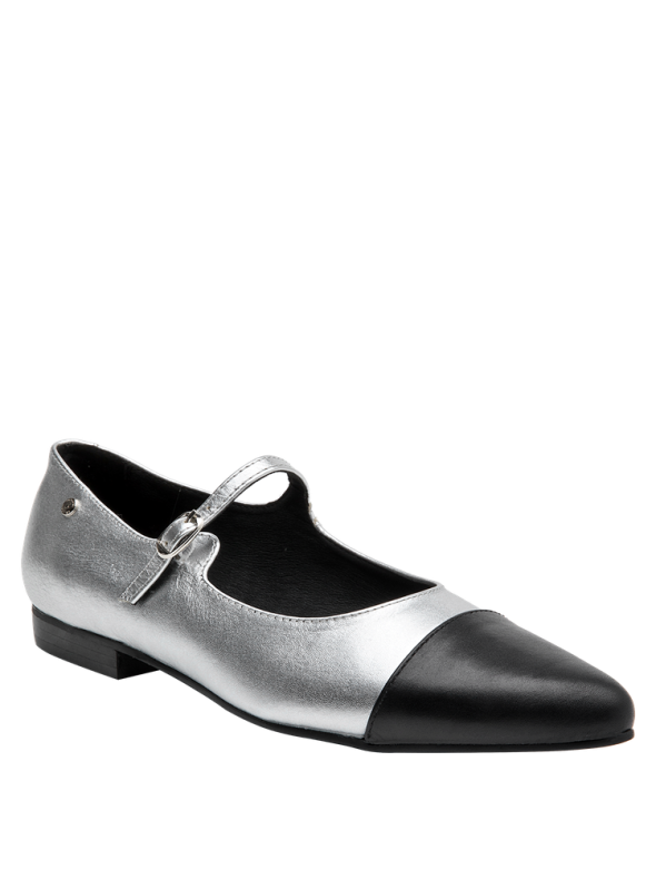 Zapato Mary Jane de cuero plata, casual y vintage, con hebilla en el empeine para un toque nostálgico.