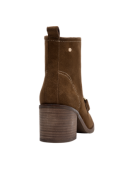 Botín de cuero café para mujer, estilo casual, con costuras artesanales y hebilla metálica, ideal para un look urbano.